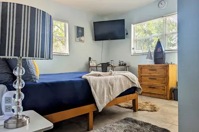 Image de Pet Friendly Historic and Cozy Bungalow in Downtown St. Pete with Huge Backyard