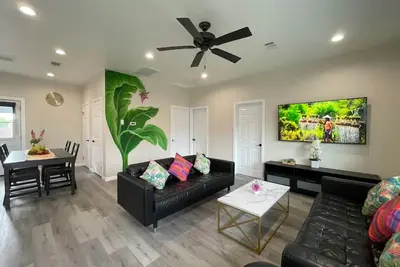 Image de Charming 3-bedroom house Tropical theme delightful Garden Grove