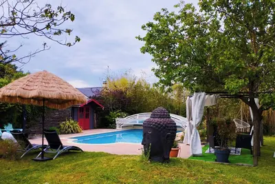 Maison de charme angevine avec piscine partagée