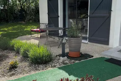 Image de Plain pied tout confort, tranquillité, piste de pétanque, piscine partagée