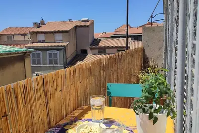 Image de Appartement ensoleillé tout équipé et avec un balcon dans Marseille centre.
