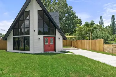 Image de Coastal family gaming retreat with pool table, hot tub, arcades - pet welcome\n