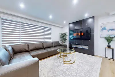 Image de Luxury 7 Bedroom/3 Bath Home