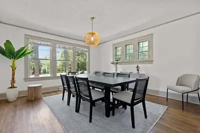 Image de Charming, cozy home close to everything downtown! Perfect for large groups!
