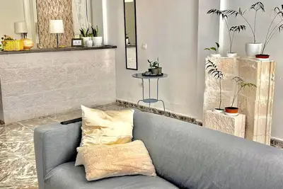 Image de Spacious loft in the heart of a quiet and lively beach town.