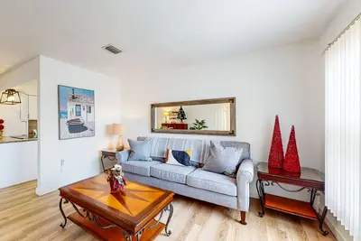 Image de Waterfront Home with  Pool, Private Washer & Dryer, and Gazebo
