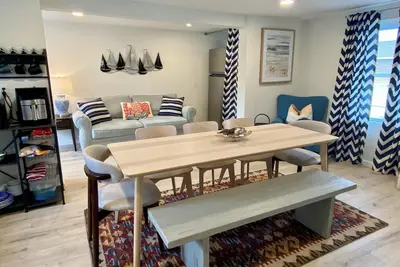 Image de Beautifully remodeled 2 Bedroom Cottage, fenced yard, short walk to the beach.