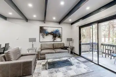 Image de Sleek condo with deck, Bbq, board games, and streaming