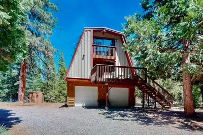 Image de Charming Cabin with Deck and Yard Games and Mountain Views