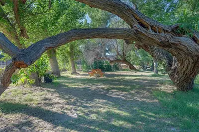 Image de Serene Waterfront Getaway-Relax by the River