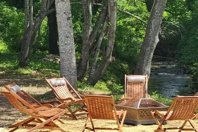 Image de Blue Ridge Haven is packed with luxury and family fun with a Hot Tub, Creekside Fire Pit, Game Room, Private Yard with Playset, and Back Deck with Grill. Your stay is managed by a four time AirBnB Superhost.