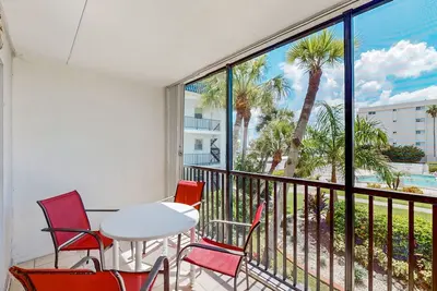 Image de Cozy condo w/ shared pool and grill, across street from beach, W/D, free Wifi
