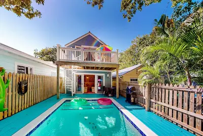 Image de Tropical Cottage w/ Private Pool--Two blocks from Duval - Near Hemingway House!