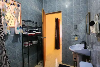 Image de Cozy 1-bedroom apartment with Ac and WiFi in charming Steer Town