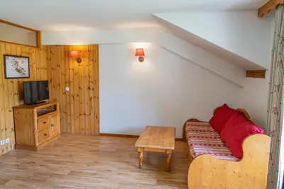 Image de À 40m des pistes de ski, 3ème étage, piscine, sauna, balcon, télévision, casier à ski, 30m²