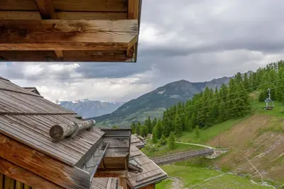 Image de À 40m des pistes de ski, 1er étage, piscine, sauna, balcon, télévision, casier à ski, 31m²