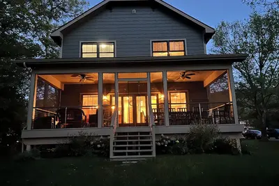 Image de Lake George. Beautiful, spacious 5-bedroom lakefront home. Newly listed.