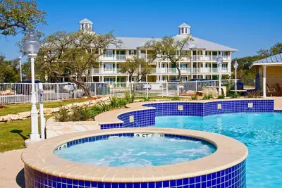 Image de Relax by the Lake w/ Private Beach, Pool & Scenic Texas Hill Trails l 2 Rooms