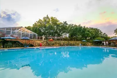 Image de Unwind in Style: Three Villas, Lakefront Pool, Beach & Trails in Hill Country