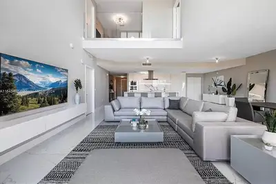 Image de Two-story condo with water views in 5* Condo complex