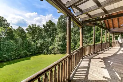 Image de Enchanting log home with lots to do!