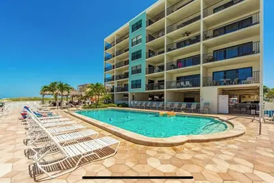 Image de Beachside 2 bedroom Condo w/ peekaboo beach view