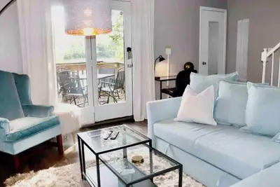 Image de Riverfront Townhome in Downtown Yorkville