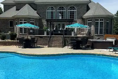 Image de Mansion with pool, theater, and jacuzzi!