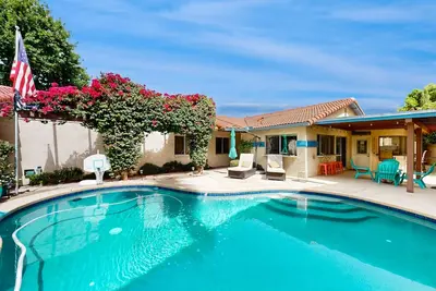 Conveniently located house with private pool, W/D & kitchen
