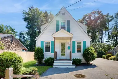 Image de Two-story dog-friendly house with enclosed yard, grill, patio, W/D
