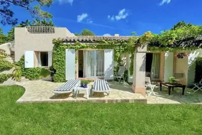 Image de Beautiful Quiet French House. Exceptional big pool, close to Tahiti Beach.