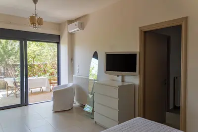 Image de 2-floor house, free parking, 10 min from city center, for families and groups.