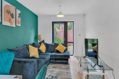 Cozy Modern Retreat:3Bed House|KingSizeBed|Parking