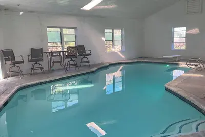 Image de Indoor heated pool, hot tub, steam room, and pool table!