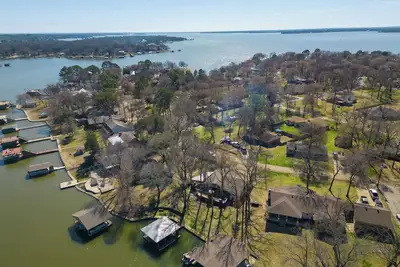 Image de Charming Enchanted Oaks lakefront 4-bedroom house. Direct lake access w\/ dock!