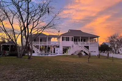 Image de Charming 3-bedroom house in Waveland with WiFi and Ac with pool etc.