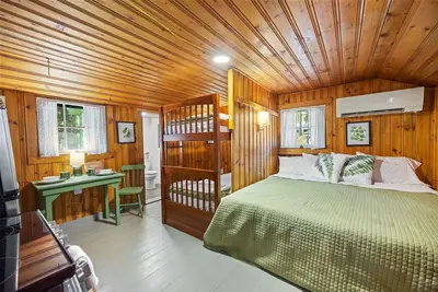 Image de Lakefront Fiddlehead Tiny Cabin @ Getogether Stays