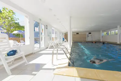 Image de Maisonnette Charmante + Terrasse | Piscine + Sauna
