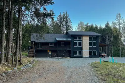 Image de Ultimate vacation retreat w/ fireplace, gas grill, large yard, & firepit