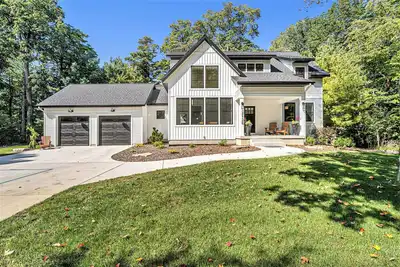 Image de Beach Glass Retreat - Pickleball, Lake access 2 minute walk away, luxury home