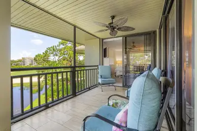 Image de Beautiful 2/2 Corner Condo in Bonita Bay! 2 Miles to the Beach!