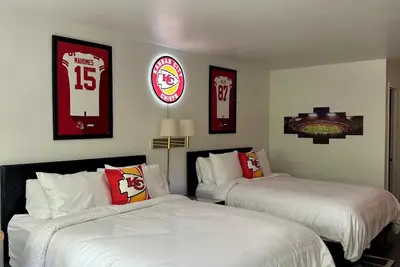 Image de Enjoy the Champion double-queen suite of the Kc Room at GloryDayz!