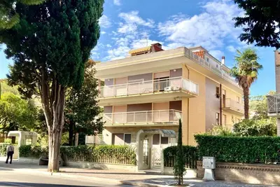 Bizzarri Residence, Three-room ground floor apartment with garden