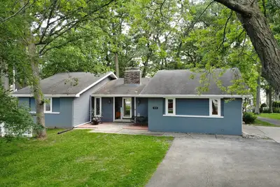 Image de Cozy, modern home with views of beautiful Green Lake. Sleeps up to 4 & lg. deck