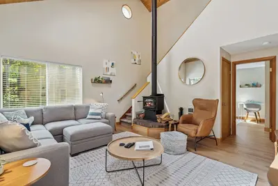 Image de Great location surrounded by trees! Dog Friendly with fenced yard.