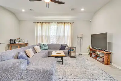 Image de Pet-Friendly Elgin Retreat w/ Patio, Grill & Yard!
