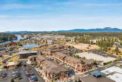 Image de Corner condo, amazing views, walk to shops and the river!