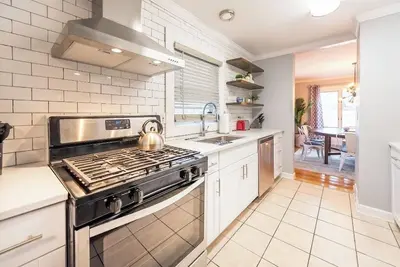 Image de Private, Spacious, Updated - Walk to Downtown