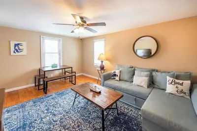 Image de Cozy 2br Loft, Stroll to Downtown A2