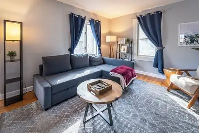 Image de Large 4br Home, Walk to Downtown A2